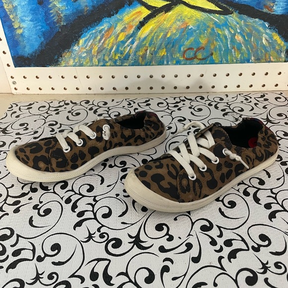 Ladies slip on shoes. Size 5. - Picture 2 of 6